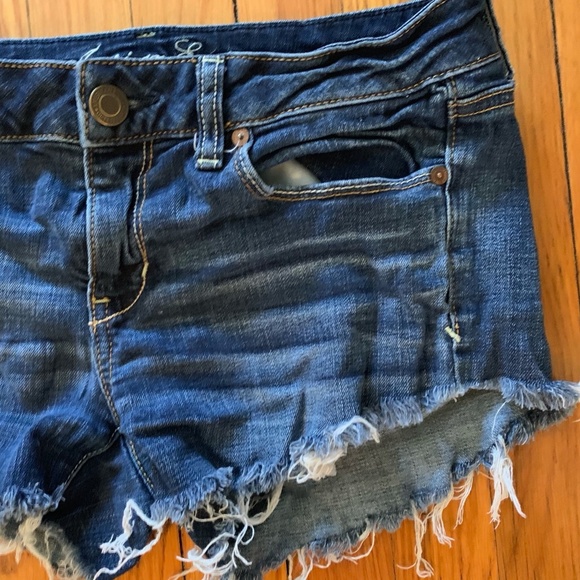 American Eagle Dark Short Shorts Sz 8 Regular - Picture 2 of 3